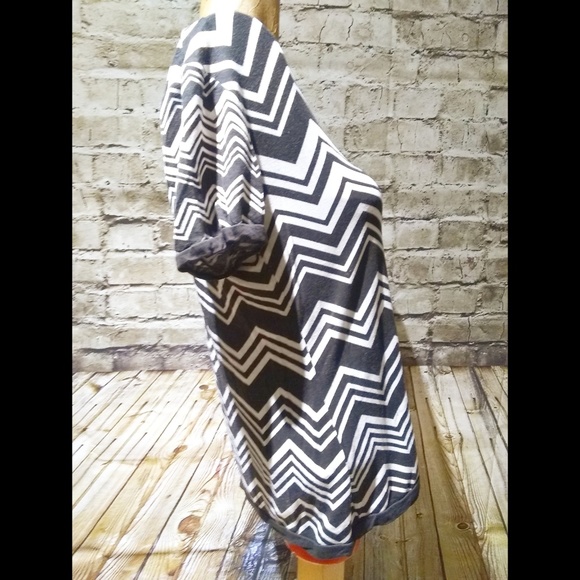 🎯Chevron Print Blouse🎯 - Picture 3 of 4